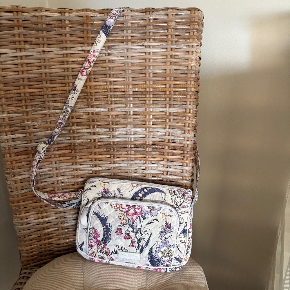 Vera Bradley crossbody bag 2 zipper compartments magnet pckt